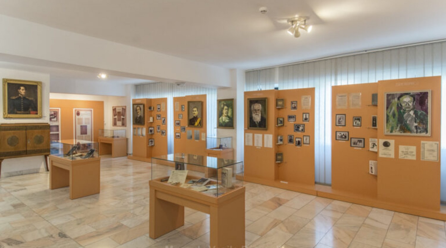 Muzeul „Vasile Pârvan” Bârlad, Secția Personalități bârlădene și Bibliotecă