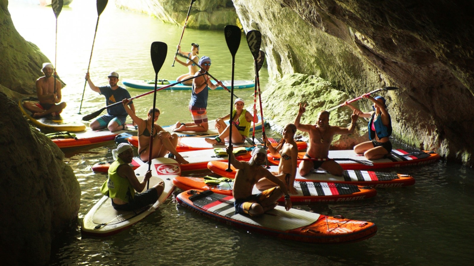 Explorează natura practicând Stand Up Paddle în Cheile Nerei